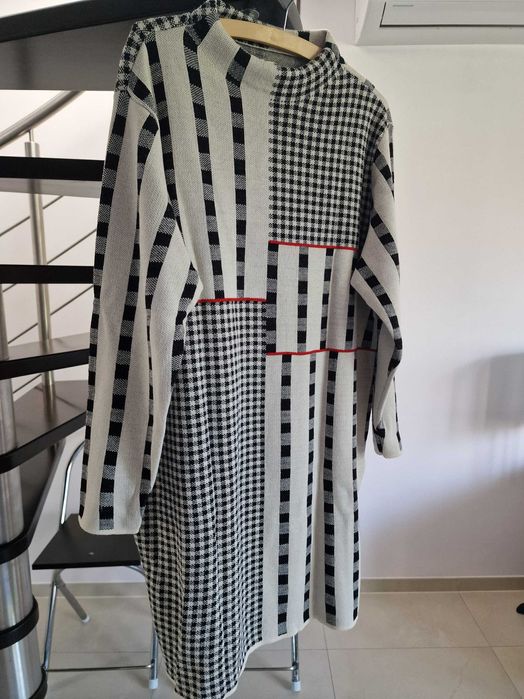 Sukienka dzianinowa oversize geometryczny wzór – stan idealny