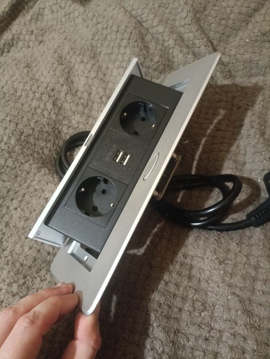 Вбудована розетка з USB