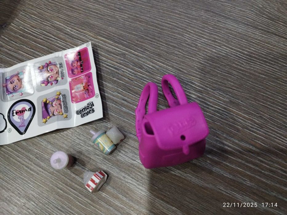 Boneca Trotties Emma com Limousine Famosa 44cm