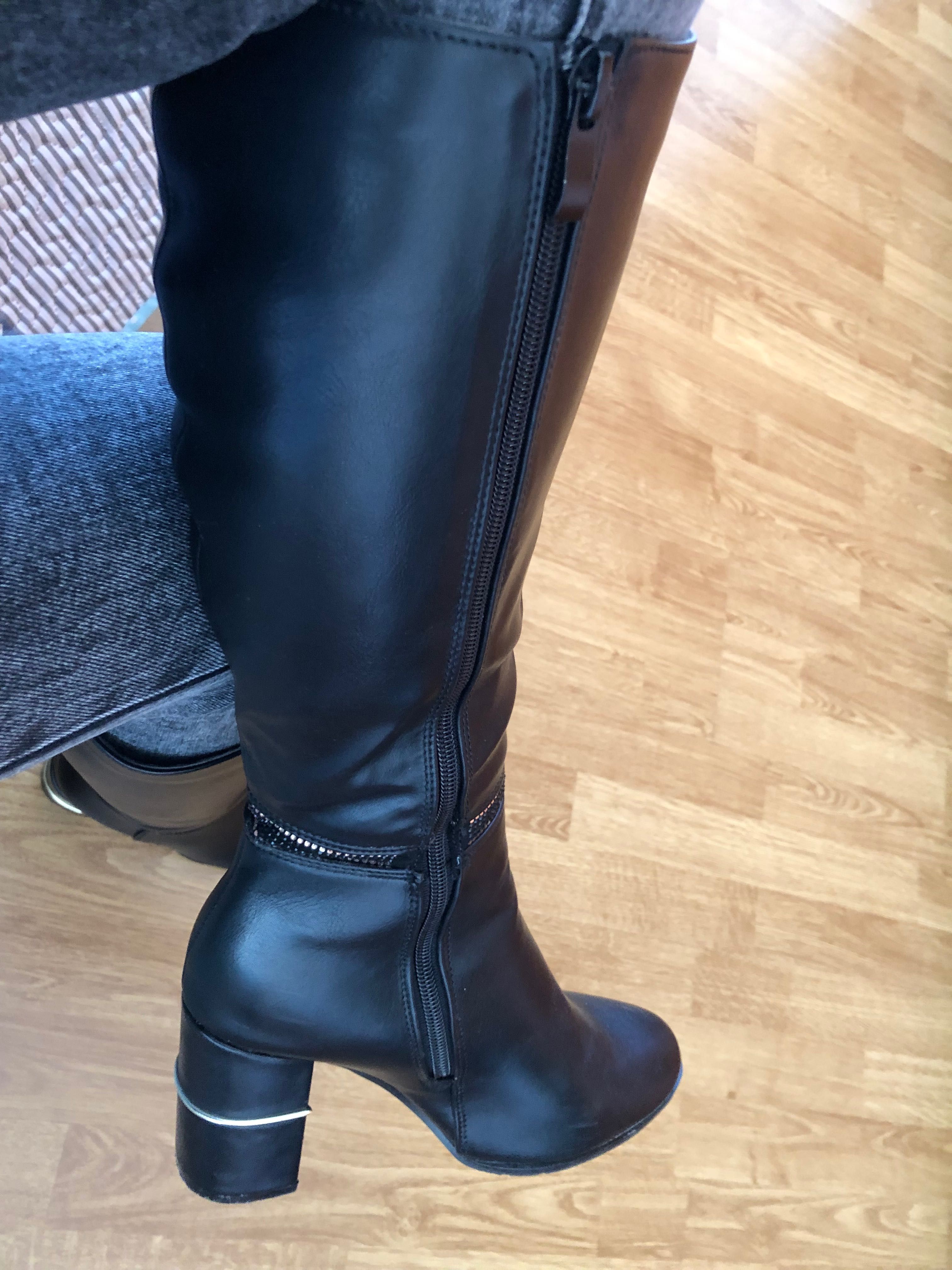 Botas pretas cano alto