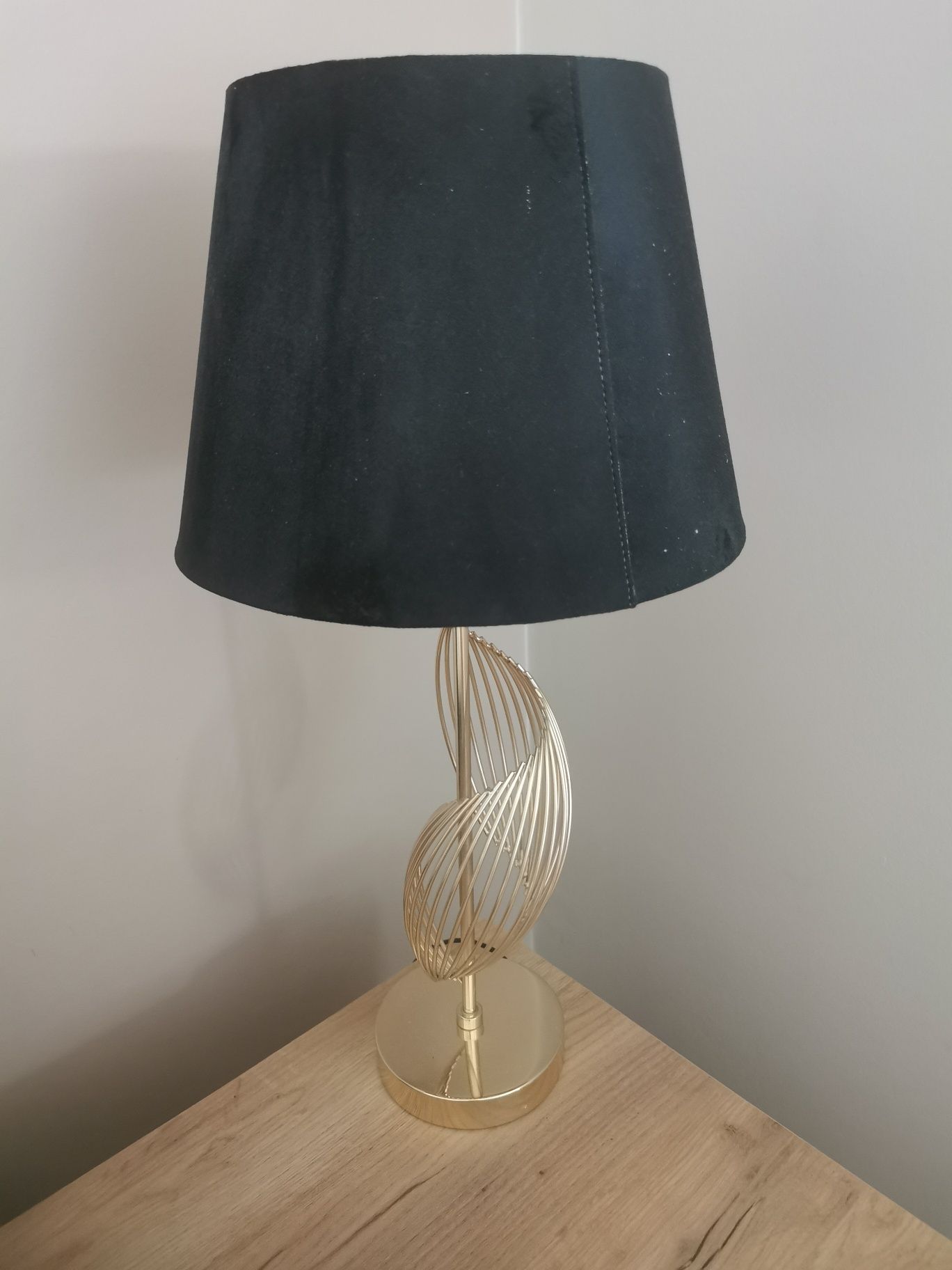 Lampka nocna z kloszem