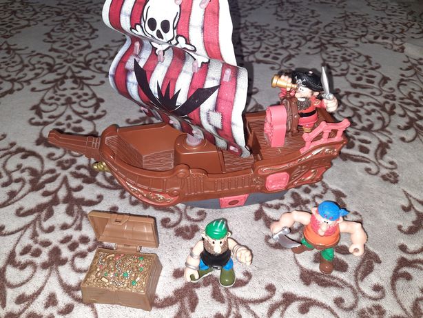 Іграшеа піратський корабель з піратами.