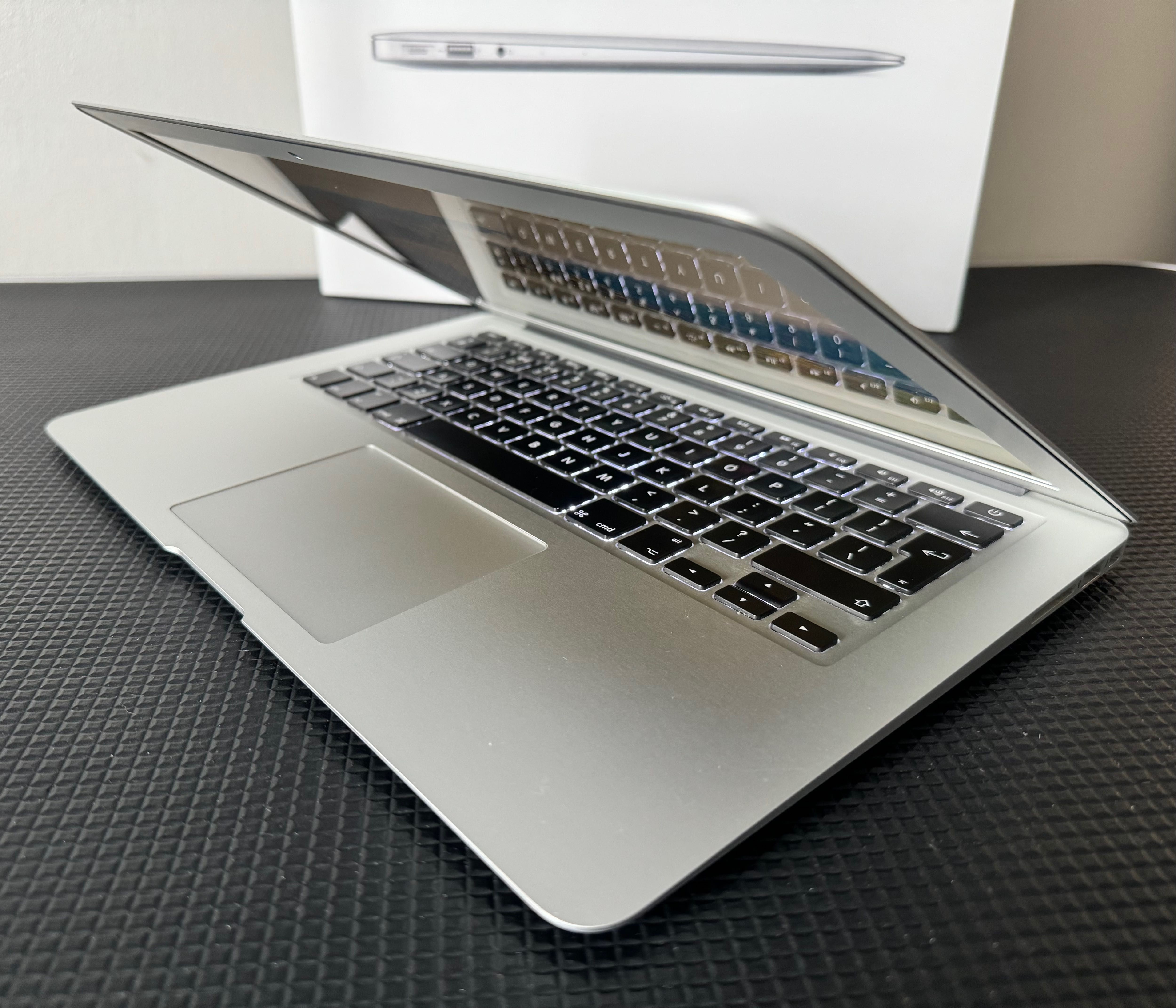 MacBook Air A1466, 2015 8 Gb 256 GB Sonoma, Idealny