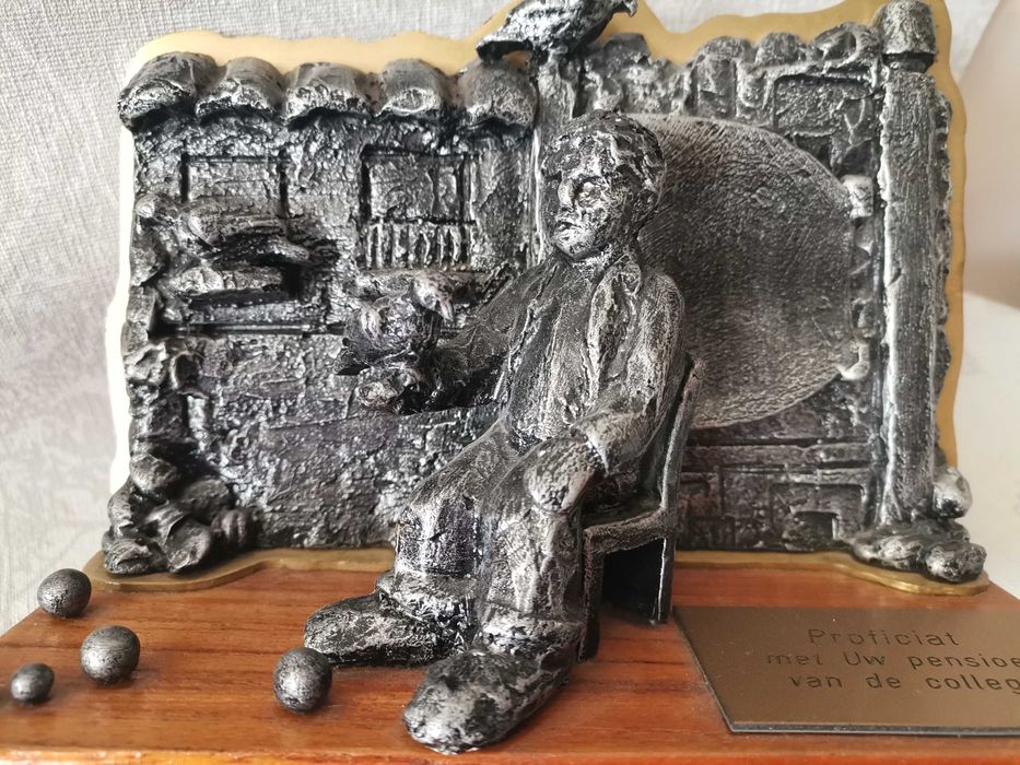 Statuetka - hodowca z gołębiami vintage