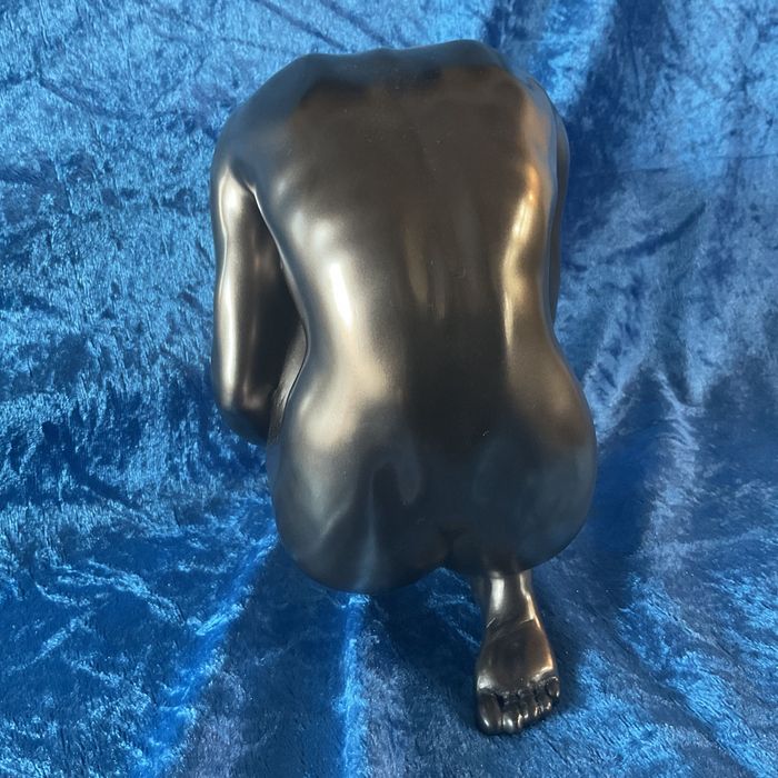 Escultura femenina em cold cast bronze finnish alt,16 cm