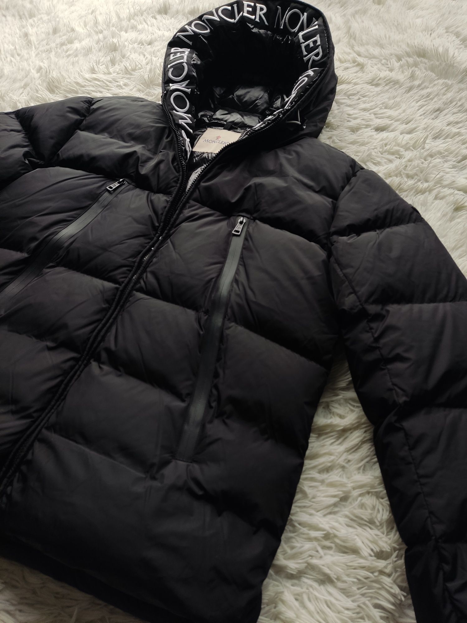 Czarna damska kurtka puchowa zimowa Moncler giubbotto montcla