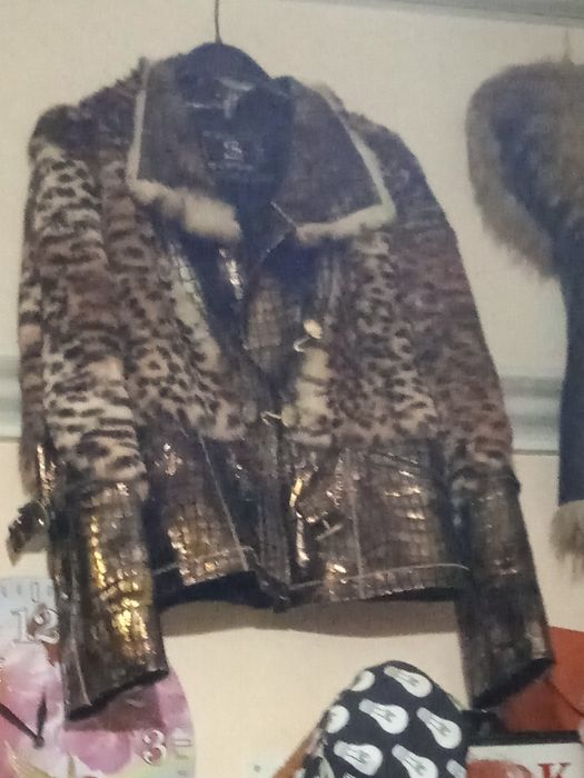 Это куртка с леопардовым принтом и отделкой под крокодила