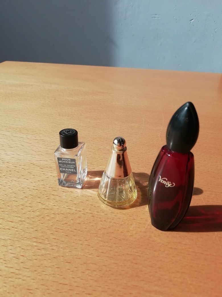 Miniaturas frascos perfume vazios.