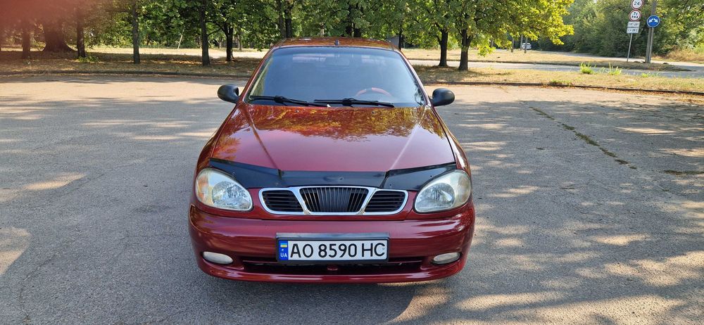 Деу Ланос 1.5 червоний