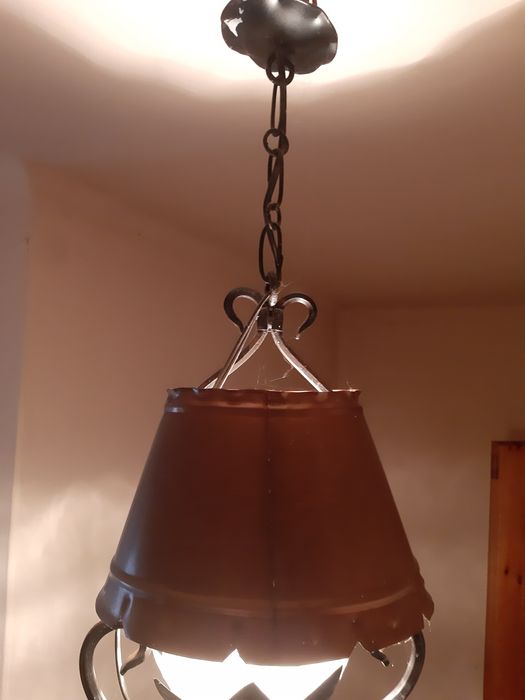 Piękna kuty żyrandol