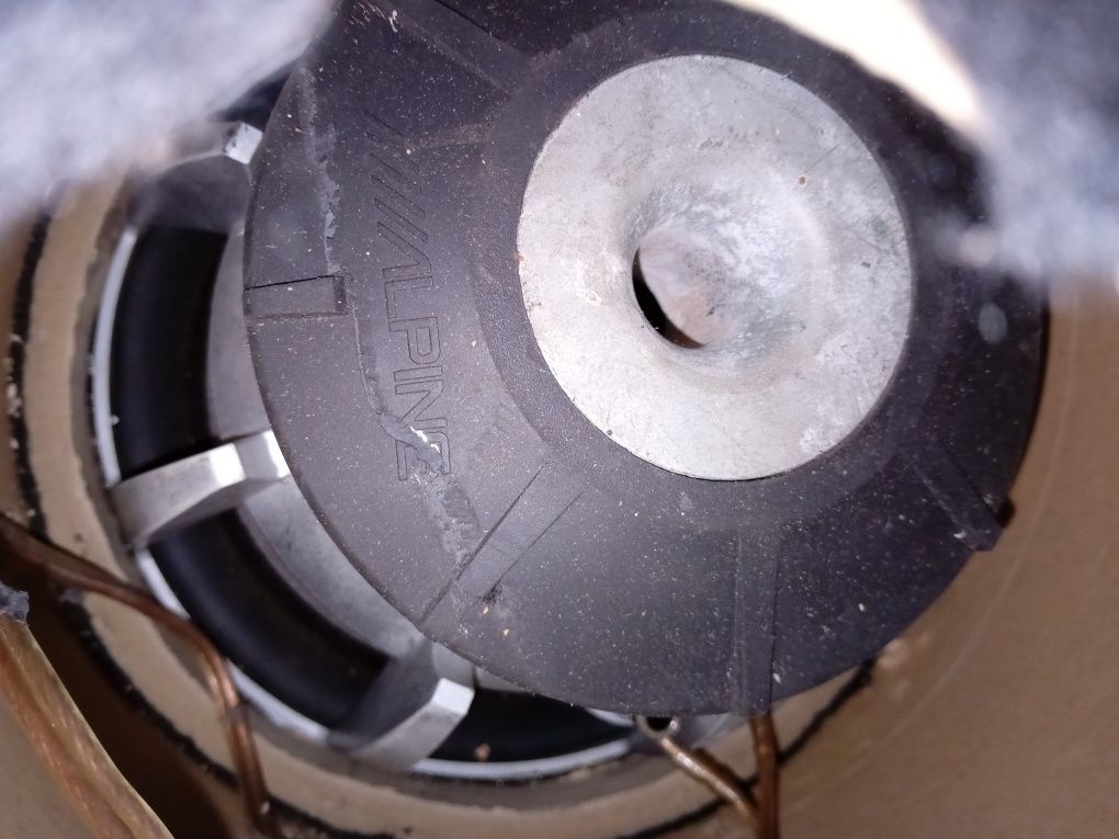 subwoofer, um da alpine outro magnat
