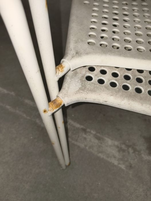 4 cadeiras de plástico e pernas de metal