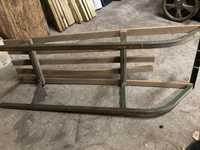 Sanki metalowe z siedziskiem drewnianym