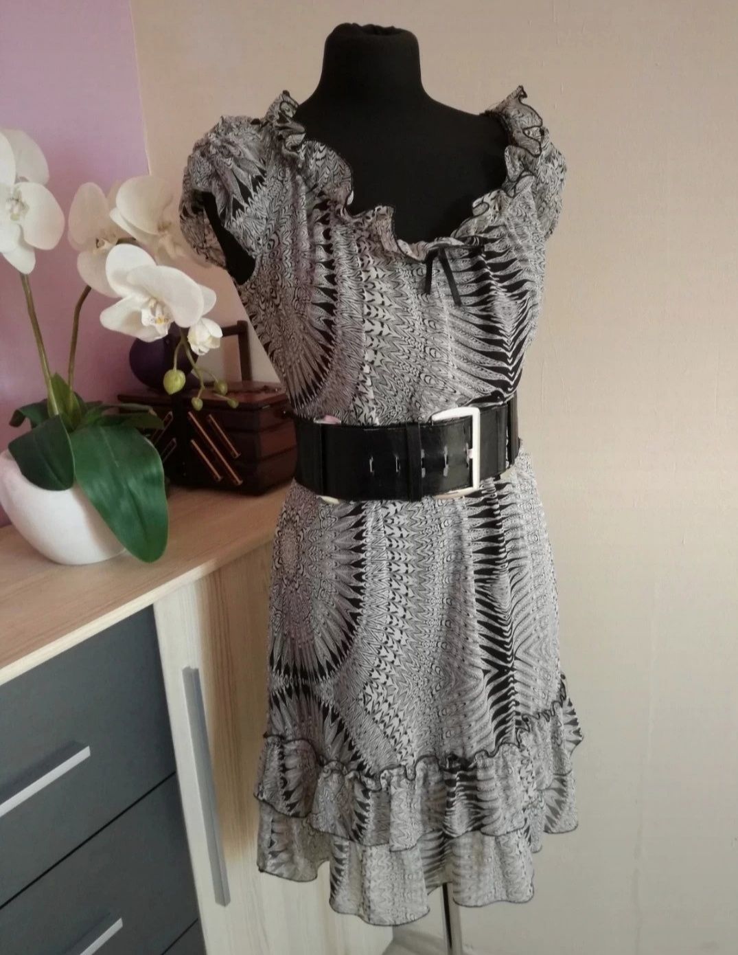 Elegancka sukienka na wiele okazji M/L