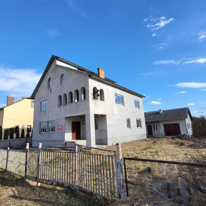 Продаж 2 поверхового будинку з літньою кухнею, гаражем та госп. приміщ