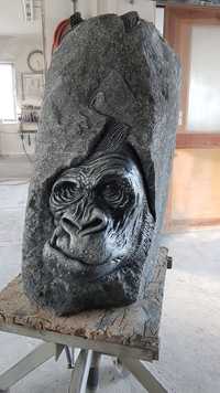 Rzeźba ogrodowa granit kamień polny goryl twarze
