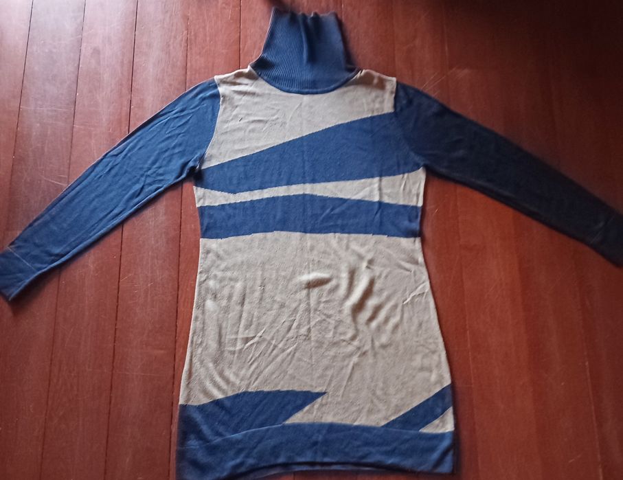 Camisola azul e bege