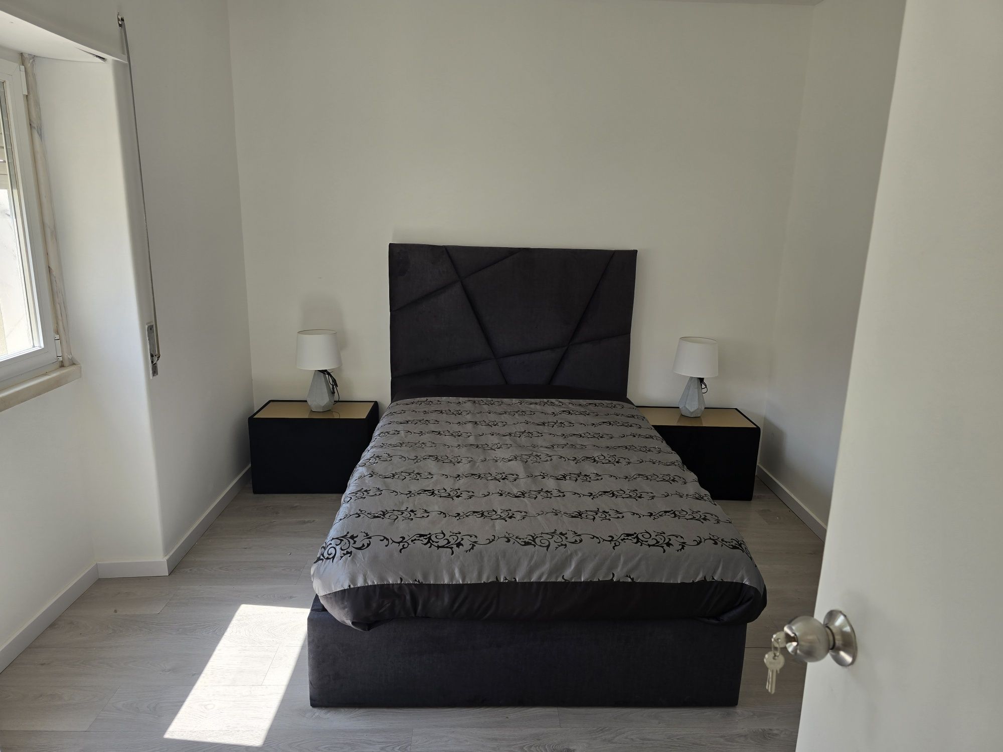 Alugo quarto em casa partilhada apenas para senhoras.