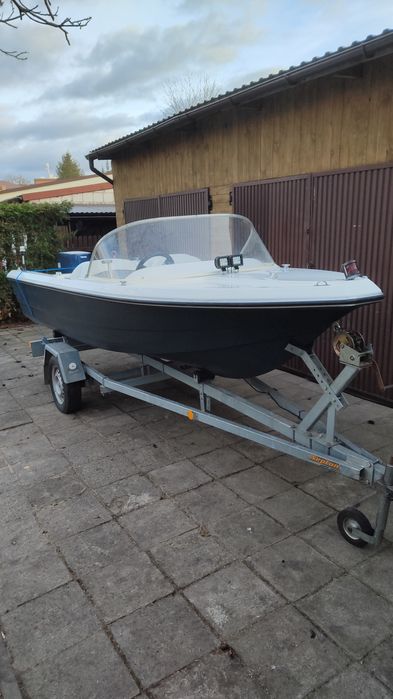 Motorówka z przyczepą i silnikiem Yamaha