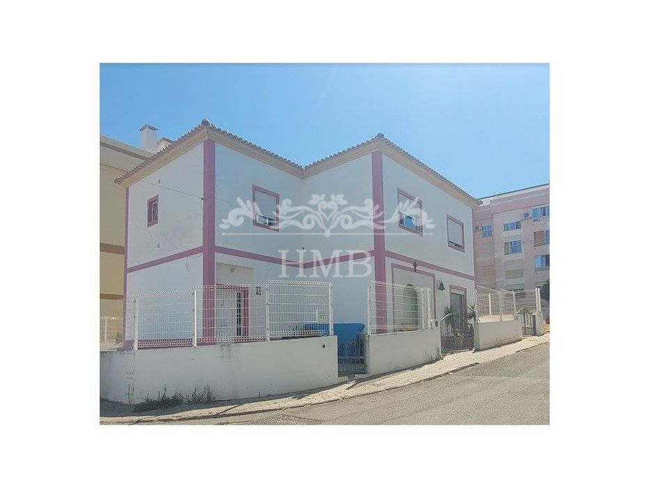 Armazém com dois pisos e grande potencial no Parchal - para negócio...