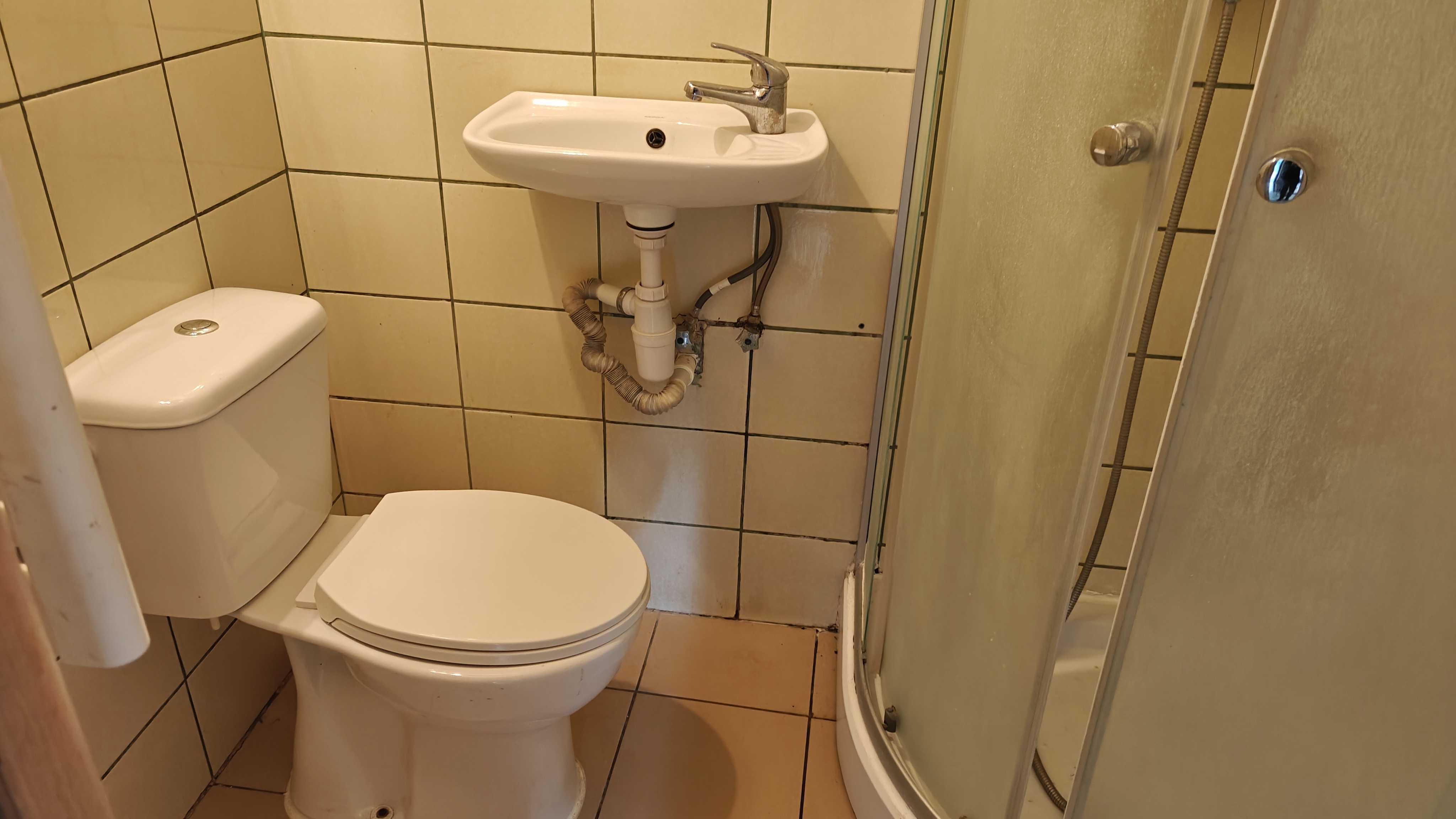 Dom dla pracowników  wolnostojący parking dla pojazdu w posesji