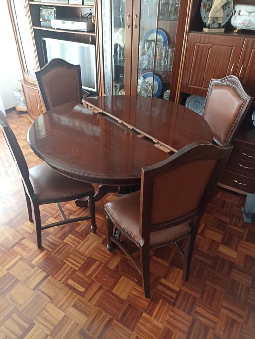 Conjunto de mesas e cadeiras