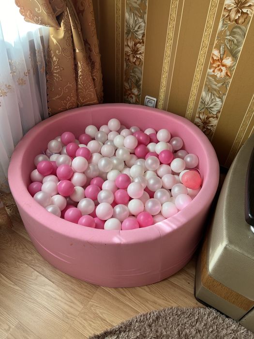 Сухий басейн з кульками