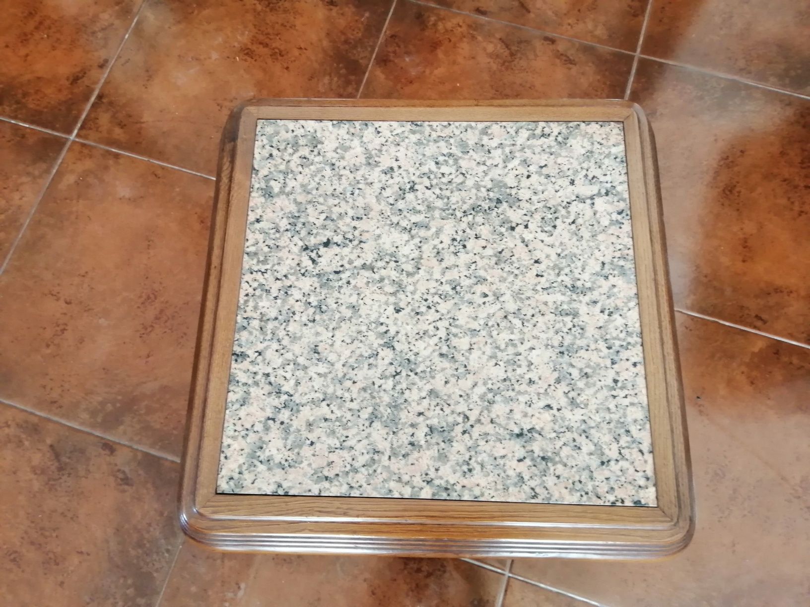 Mesa de centro com tampo granito