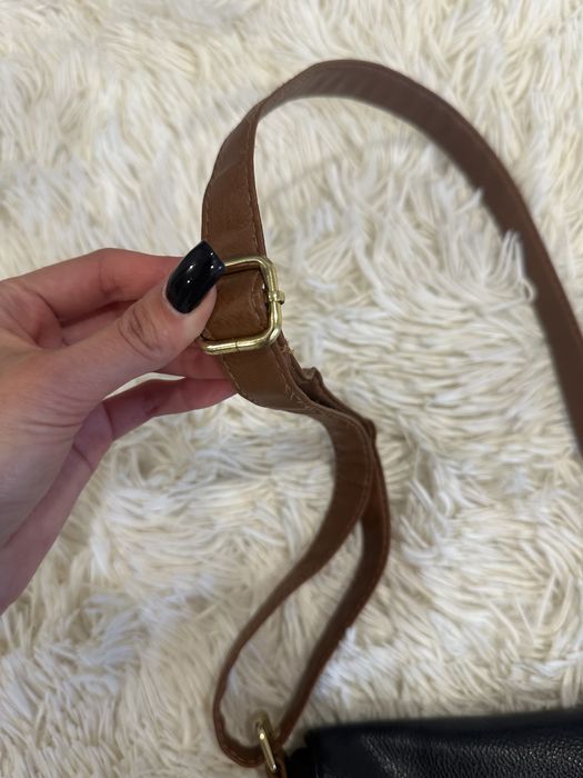 Mała czarna torebka z regulowanym paskiem Atmosphere