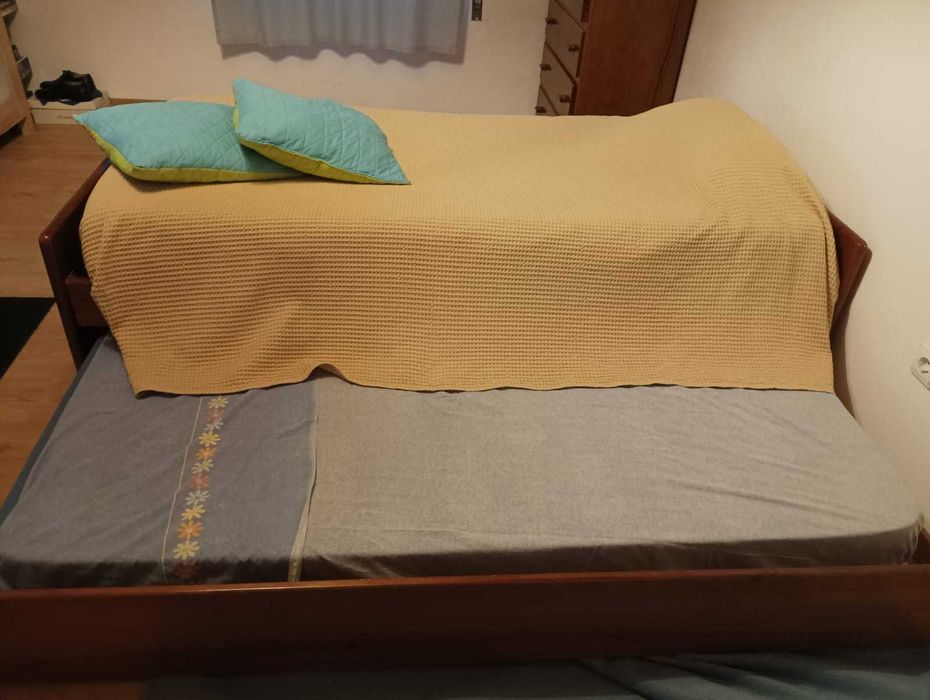 Mobília em Pinho