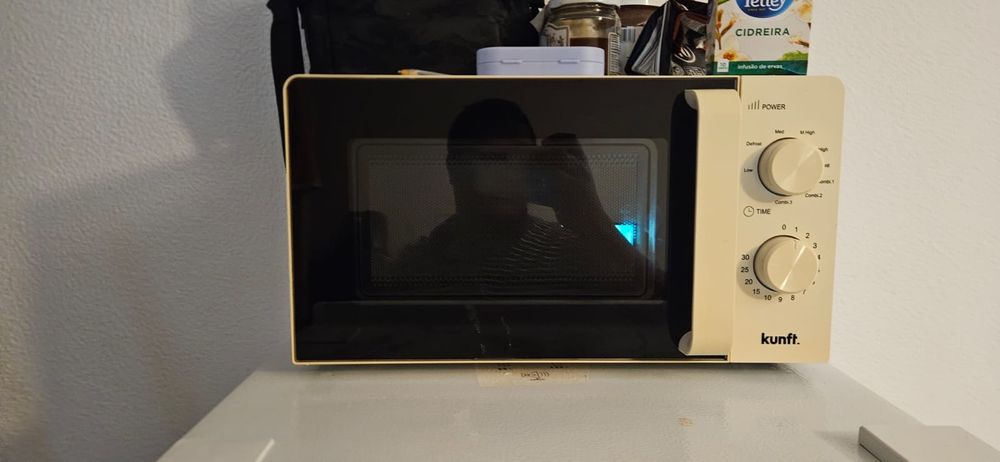 Vendo um frigorífico e uma microondas