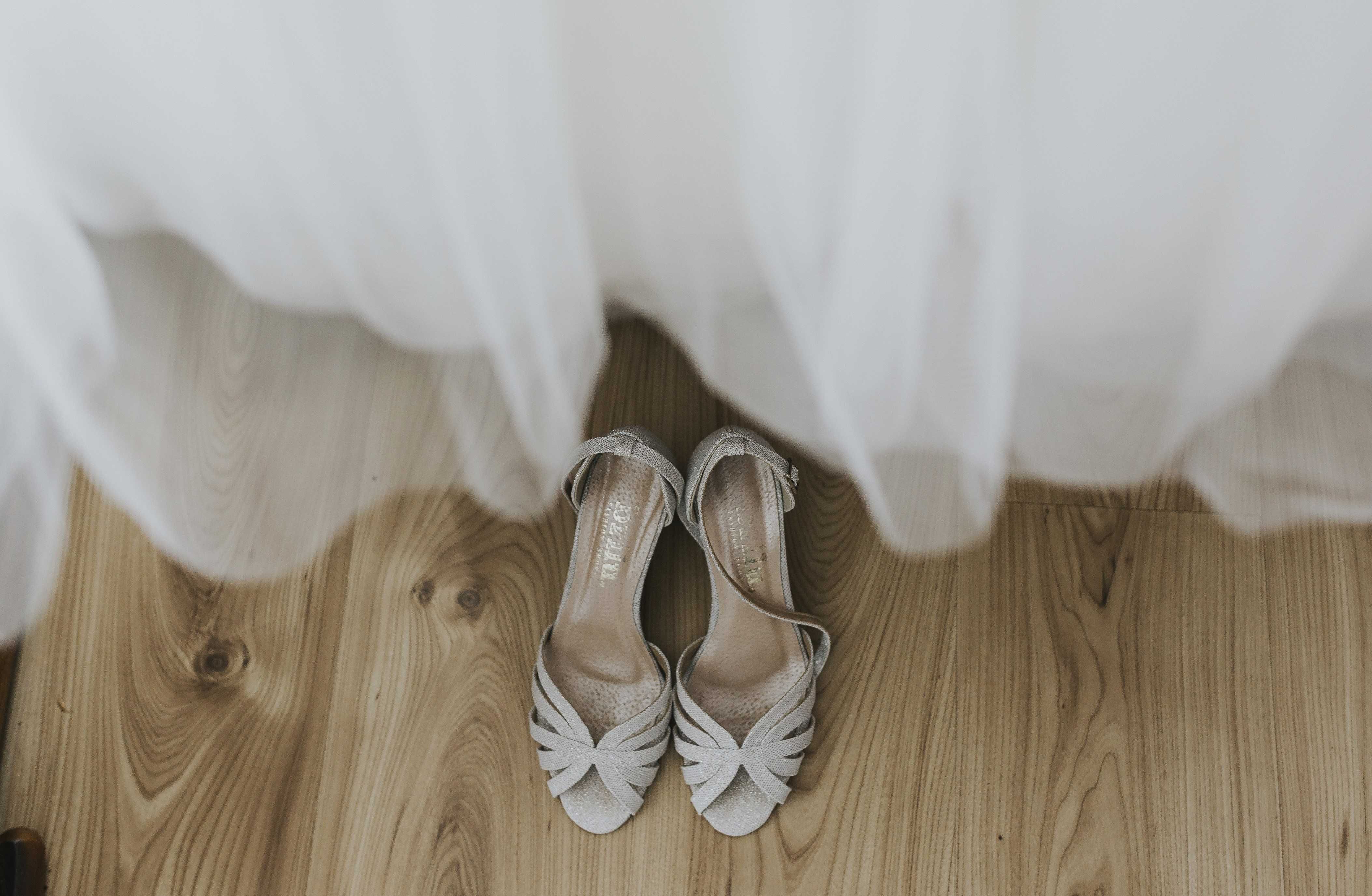 brokatowe ślubne sandały