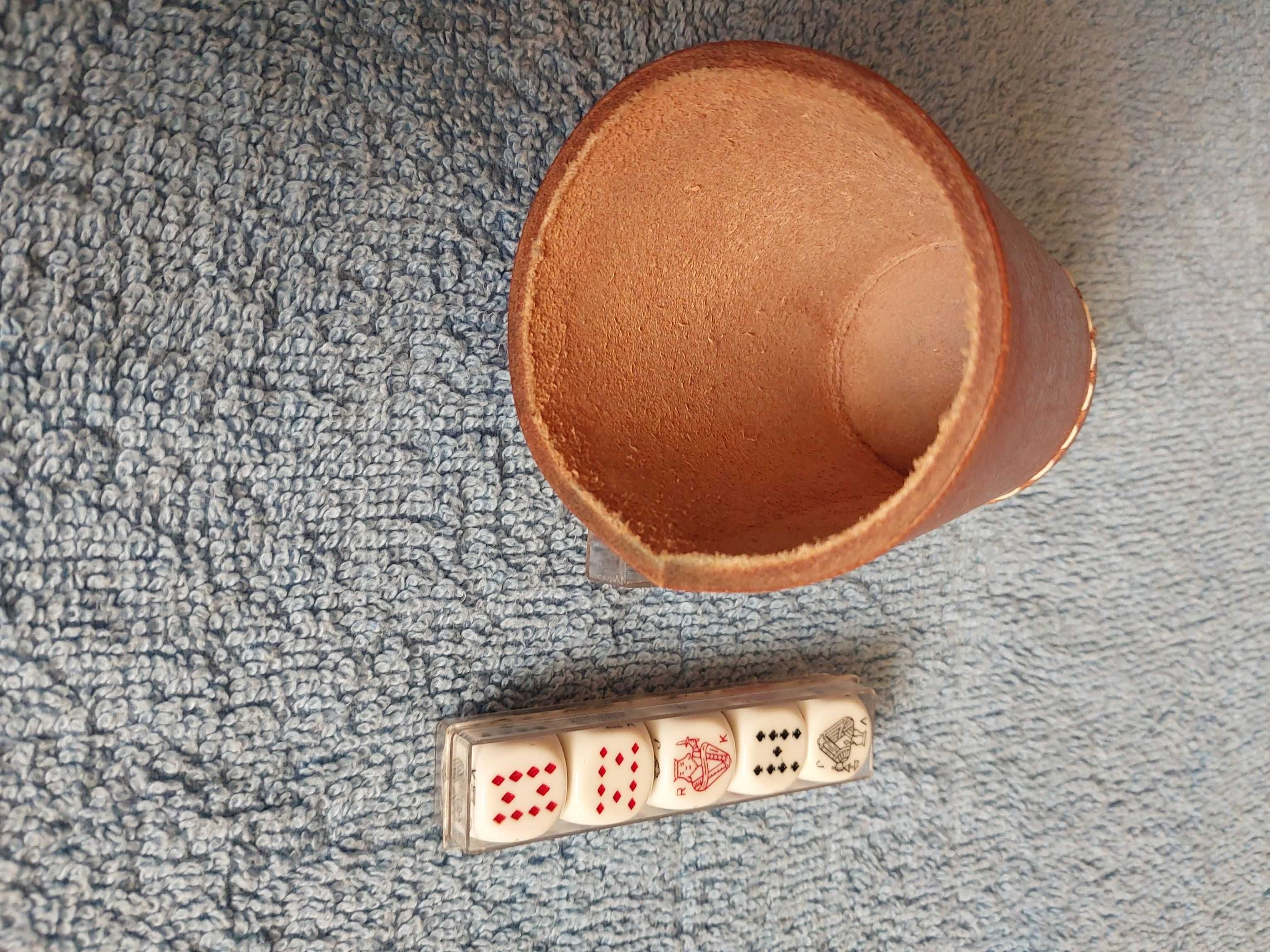 kości - skórzany kubek wymiary: 8,5 cm. / 7 cm./ 5 cm + komplet kości