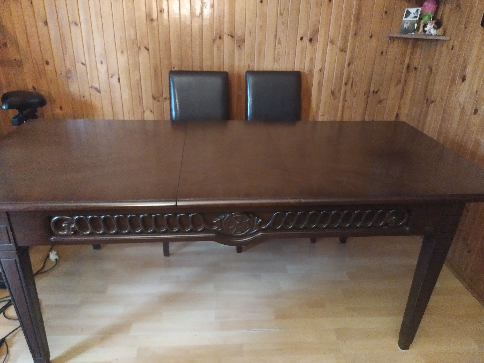 Stół rozkładany machoniowy, + cztery krzesla
