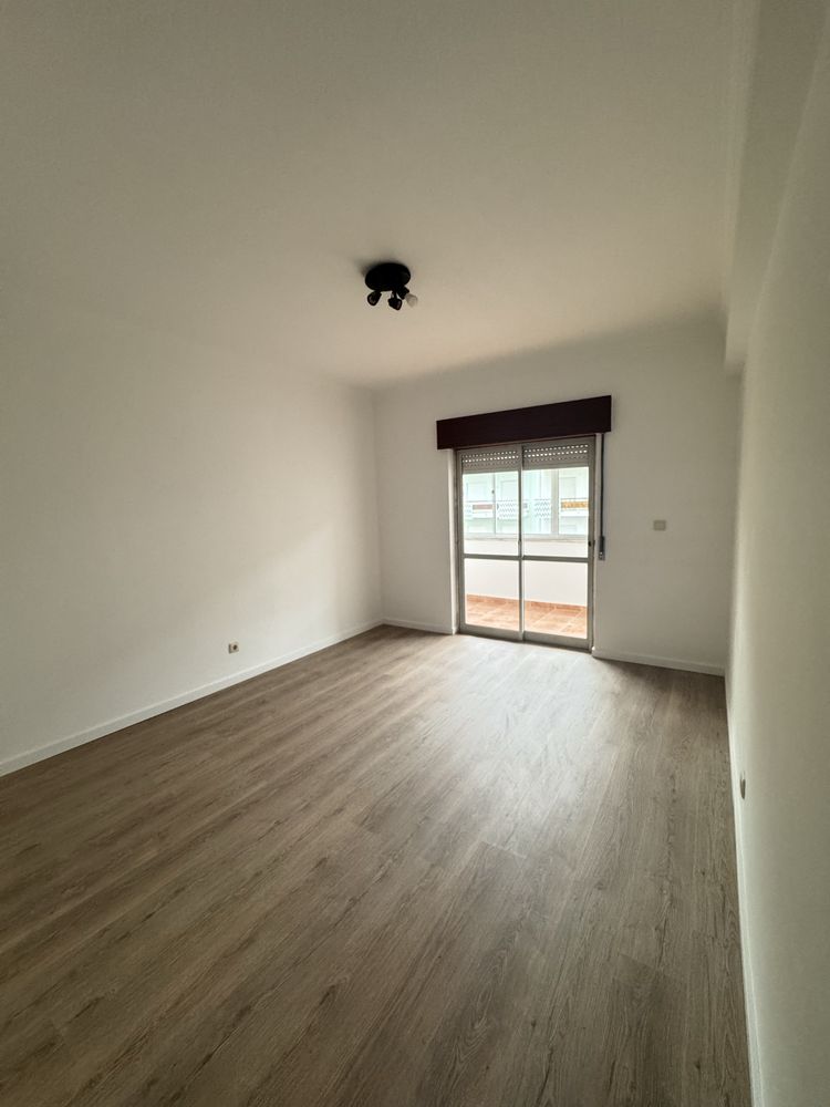 Arrenda-se apartamento T2 Laranjeiro