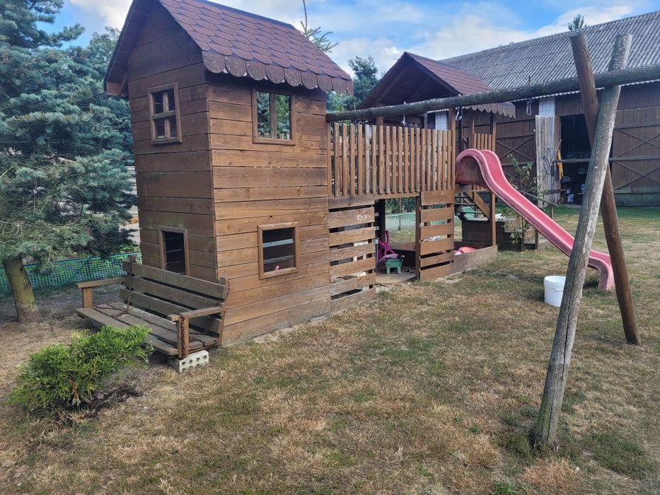 Drewniany domek dla dzieci do ogrodu.