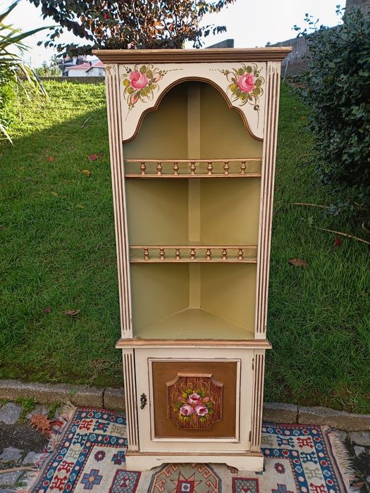 Móvel de canto em madeira com pintura artesanal,
Medidas:168/57/34cm
E