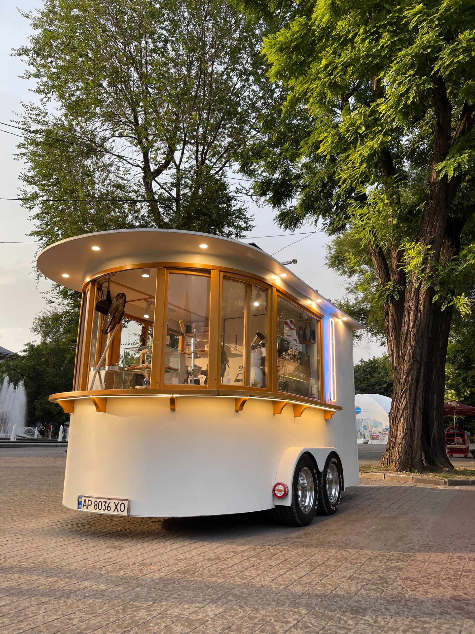 Kawiarnia mobilna food truck pracuje od baterii
