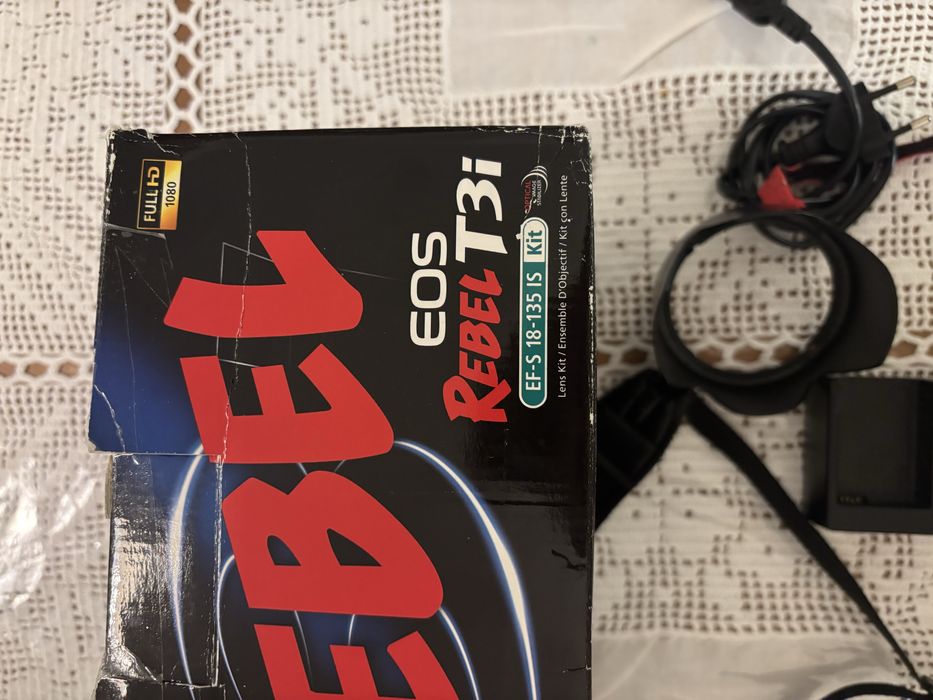 Canon EOS Rebel T3i (600D) + Lente 18-135mm + Acessórios