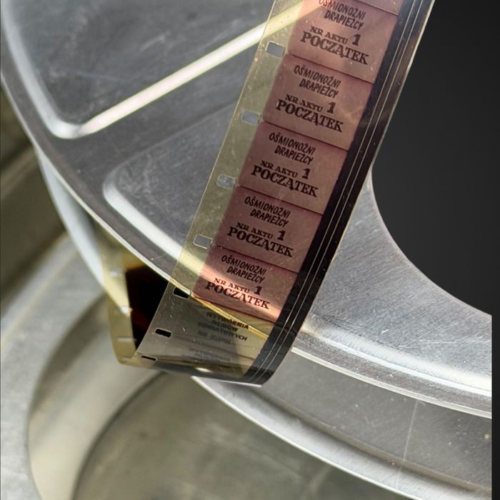 Puszka z filmem z taśmą FOTON 16 mm Ośmionożni drapieżcy B5/112030