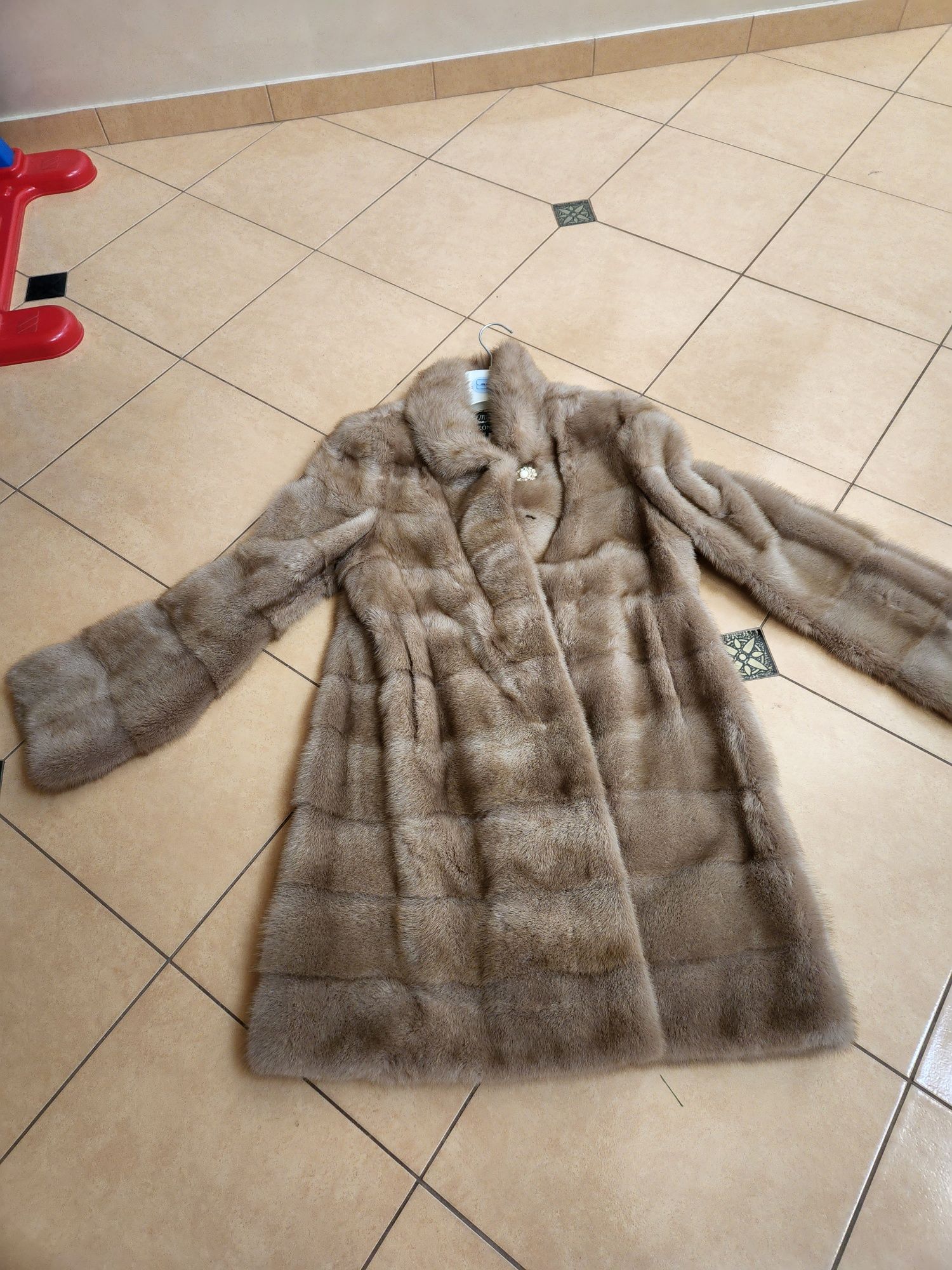 Норковая шуба.цвет песочный.90 см.носила очень мало