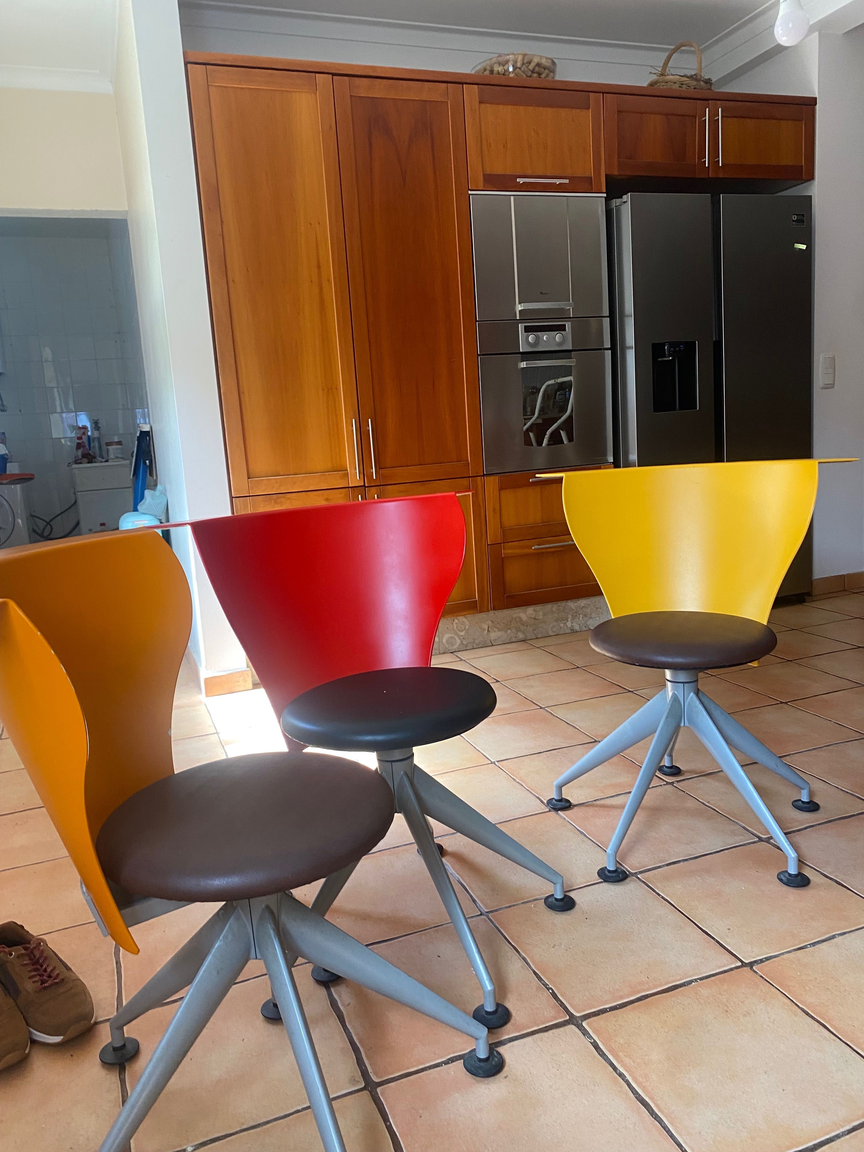 Mesa IKEA extensível com cadeiras de autor