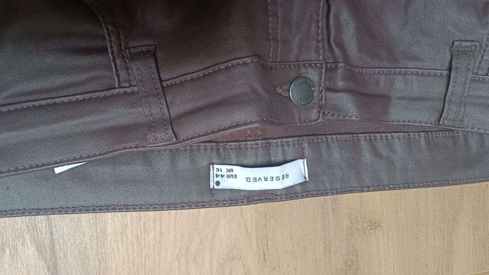 Brązowe spodnie firmy Reserved