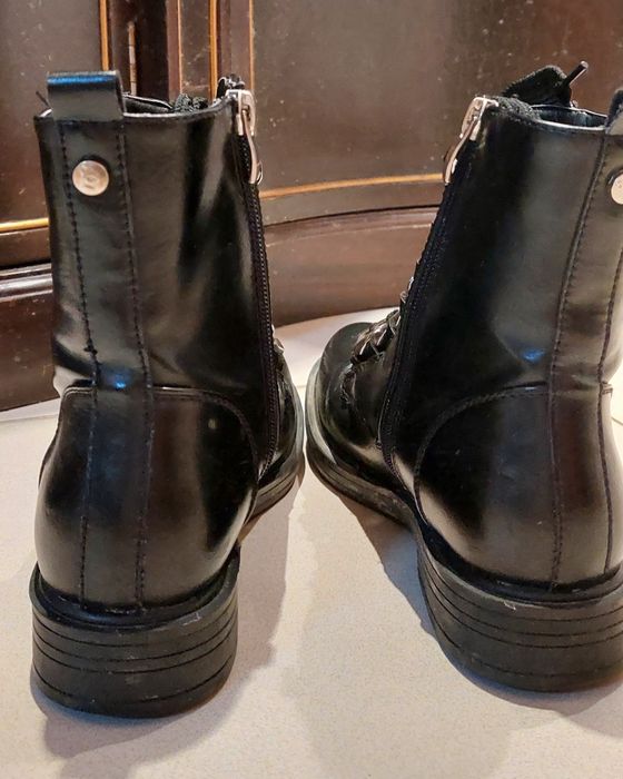 Botas em pele pretas