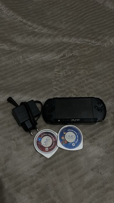 PSP E1004 - Desbloqueada + 2 Jogos