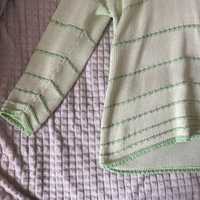 вязаный зеленый свитер