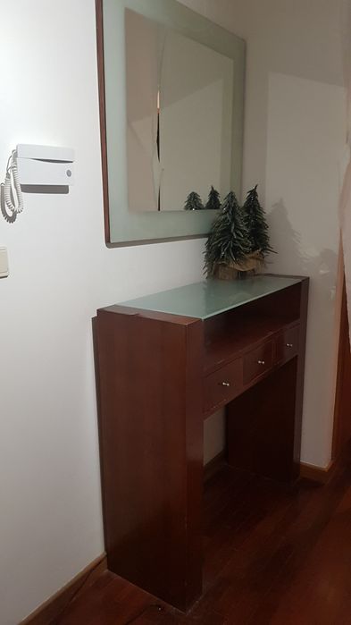 Consola em madeira cerejeira.