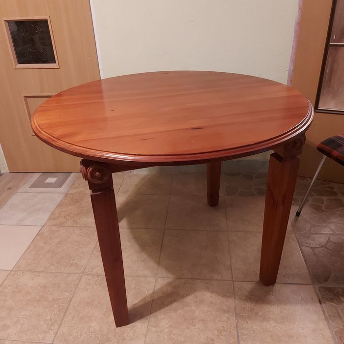 Drewniany  okrągły stół zdobiony