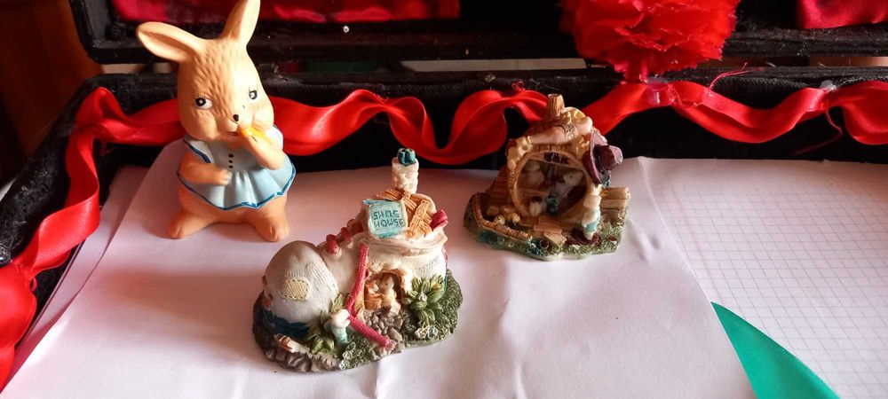 Bibelots variados, e miniaturas.