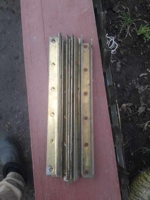 Уголок бронзовий